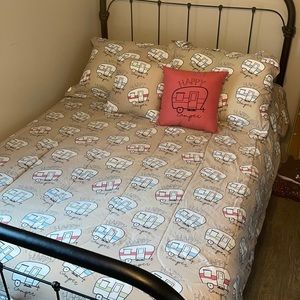 Bedding comforter, 2 pillow shams, 2 throw pillows